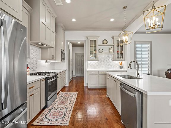 5th image of 589 E Park St