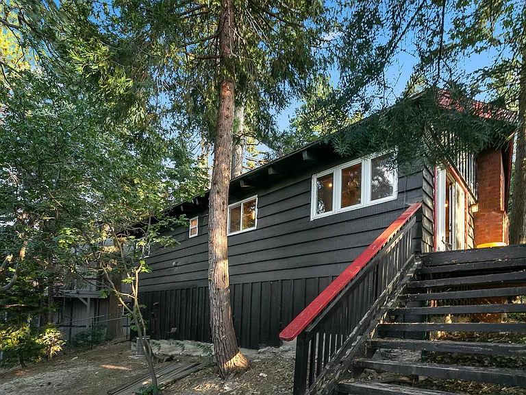 587 Arrowhead Villa Rd — Photo 2