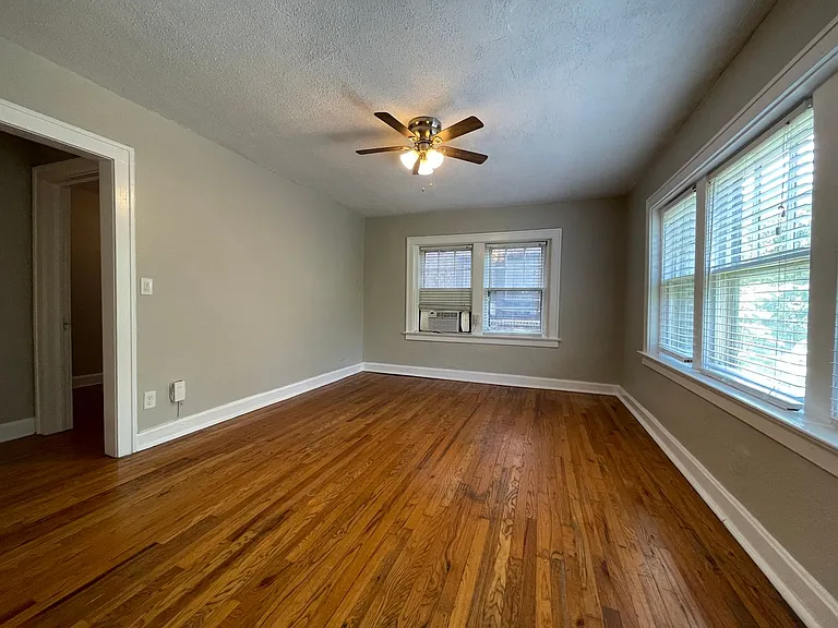 Valentine Place Apartments — Photo 9