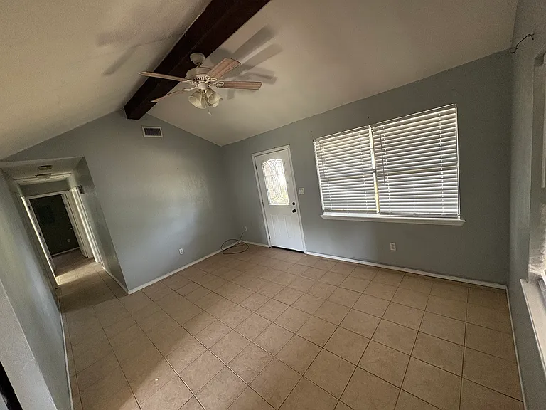 160 Elena St — Photo 4