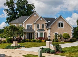 3900 Pond View Ln, Huntingdon Valley, PA 19006