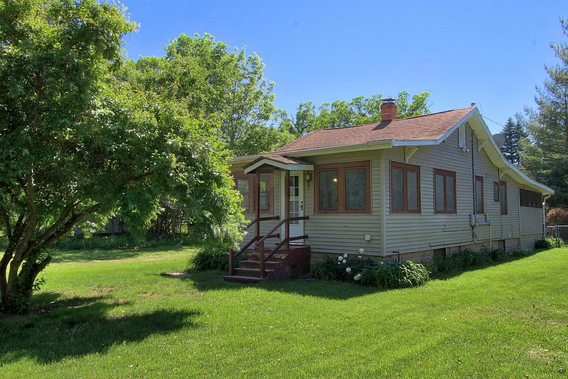 N1421 Thistle Dr photo 1