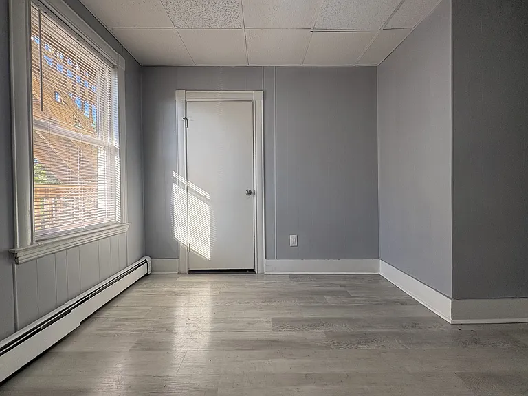 102-104 Knox St #5 — Photo 8