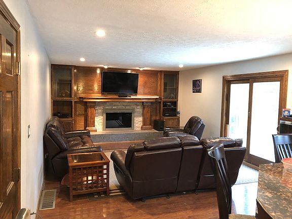 Fam room with gas fireplace