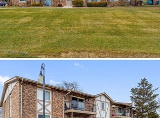 9S070 Lake Dr APT 201, Willowbrook, IL 60527