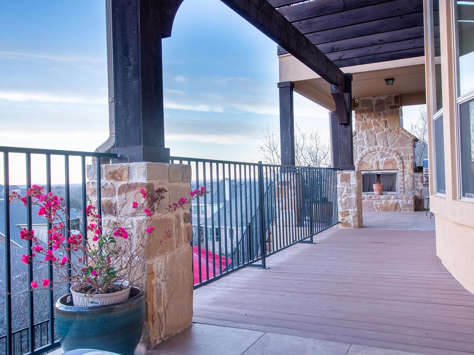 5 bed, 5.5 bath, 5200 sqft, $7,900 — Photo 2