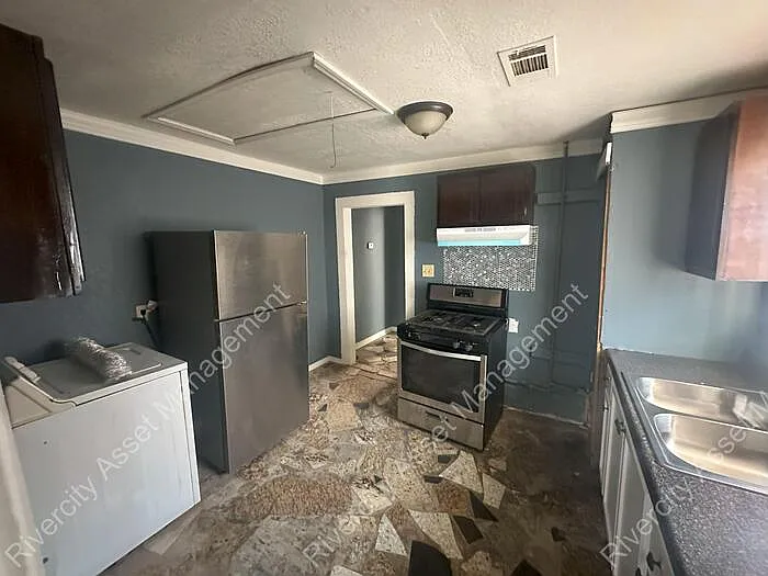 2196 Lyon Ave — Photo 3