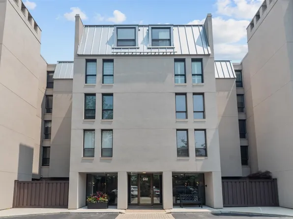 640 Winnetka Mews APT 105, Winnetka, IL 60093