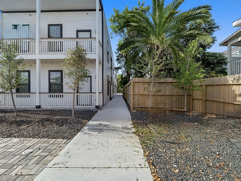 920 Avenue L #E — Photo 7