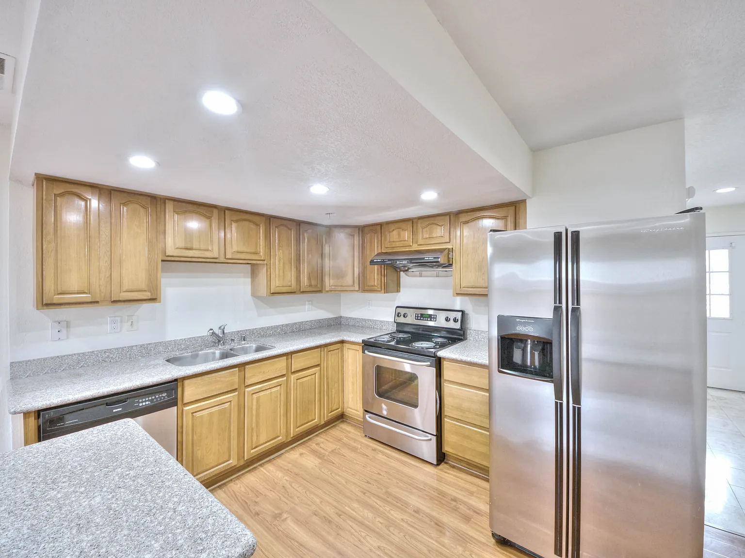 Fabulous 2bed/2.5bath Townhouse in Central South San Jose — Photo 3