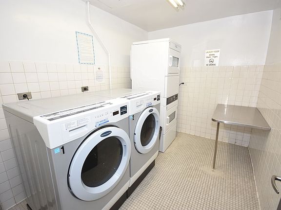5th image of 300 E 40th St APT 33L