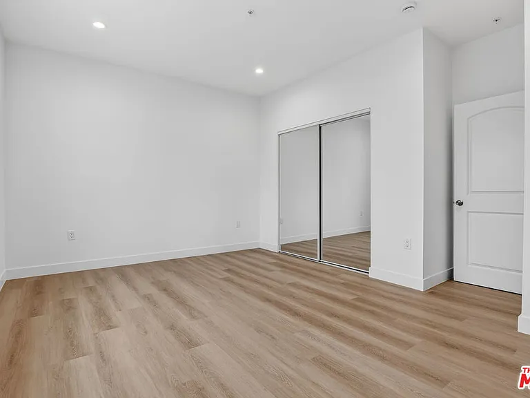 11444 Oxnard St #1/2 — Photo 42