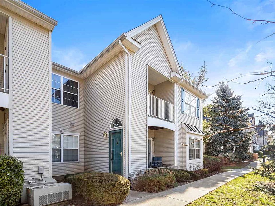 1st image of 132 Cambridge Ct