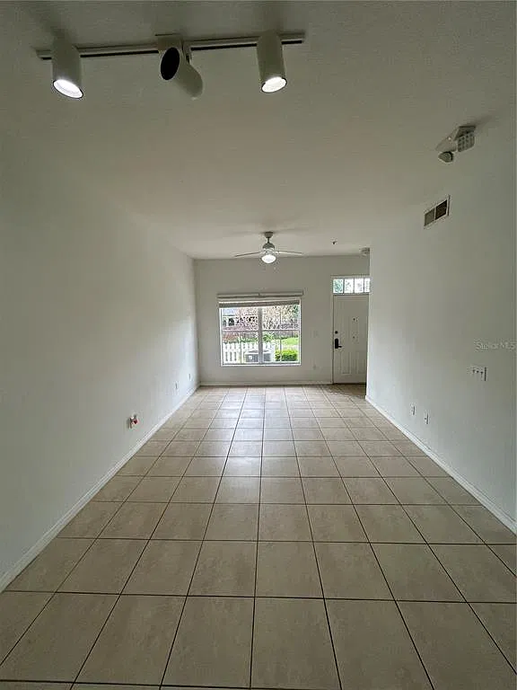 3 bed, 2.0 bath, 1296 sqft, $1,800 — Photo 4
