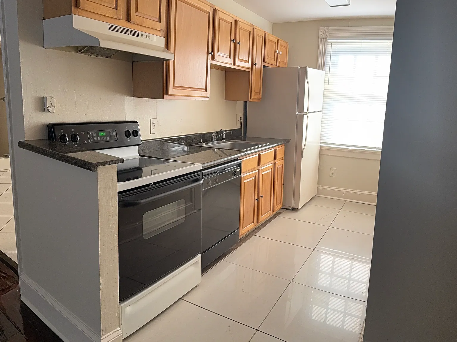 2 bed, 1000 sqft, $1,275 — Photo 3