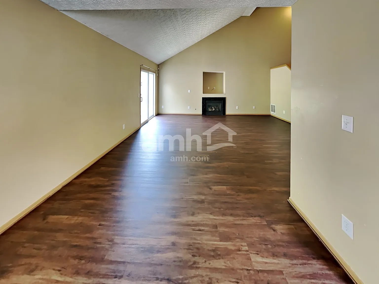 3 bed, 2.5 bath, 1816 sqft, $2,395 — Photo 4