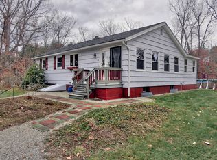 12 Chestnut St, Hudson, NH 03051