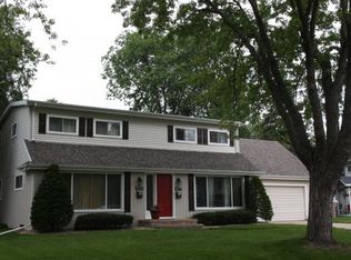 1302 S Riverdale Dr, Appleton, WI 54914