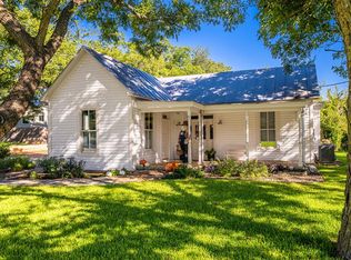 305 S Milam St, Fredericksburg, TX 78624