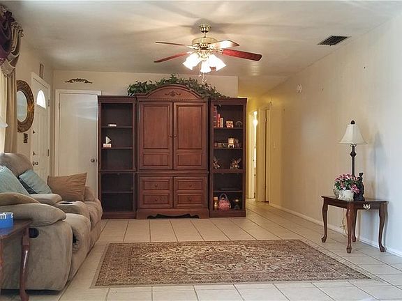 3rd image of 812 Papaya Dr