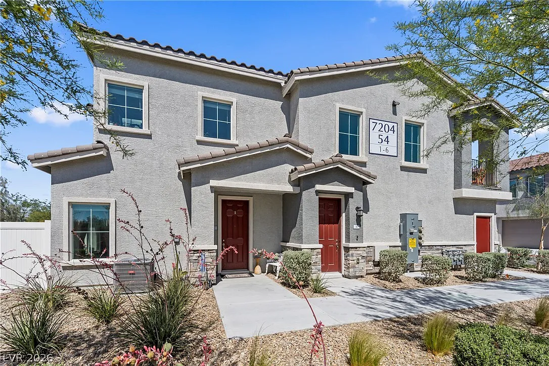 3 bed, 3.0 bath, 1768 sqft, $2,450 — Photo 1