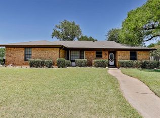 5712 Crestwood Cir W, North Richland Hills, TX 76180