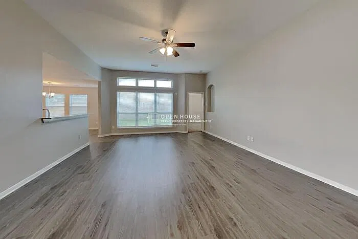 4 bed, 2.0 bath, 2313 sqft, $2,275 — Photo 4