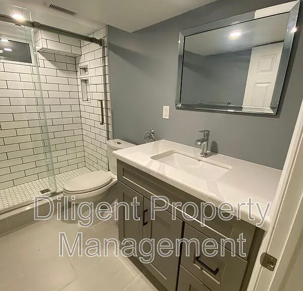 369 Applegrove Ave #LOWER — Photo 32