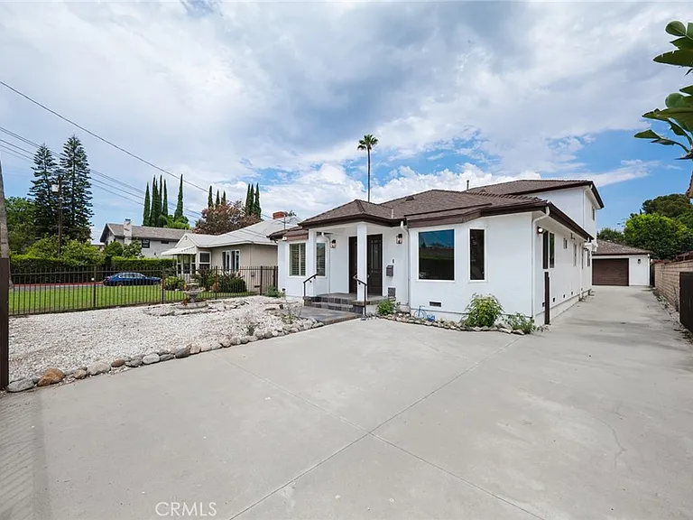 15147 Otsego St — Photo 3