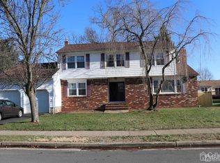 14 Traci Ln, Edison, NJ 08817