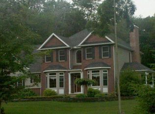 10370 Locust Grove Dr, Chardon, OH 44024