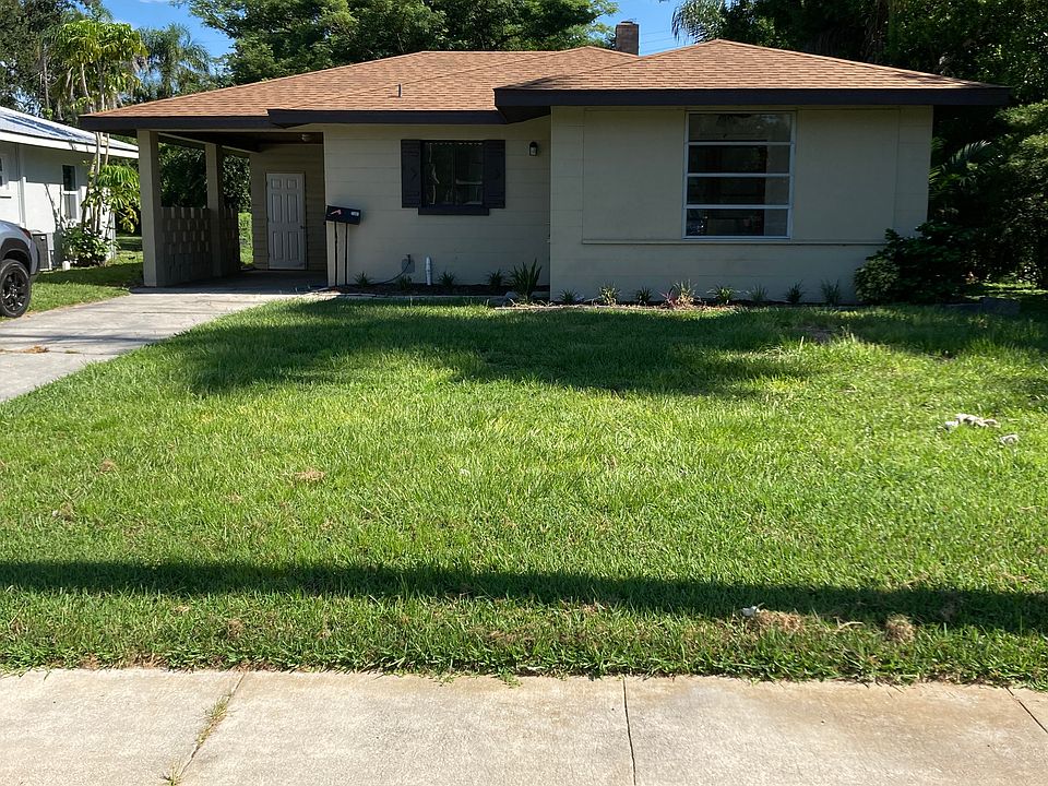 Beautiful, large yard.