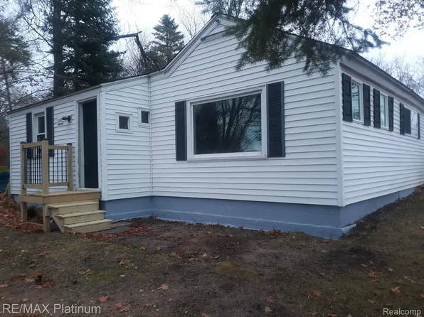 516 Ames St, Elk Rapids, MI 49629