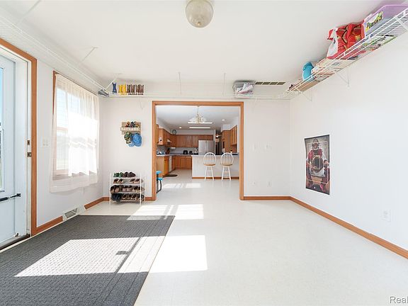 5th image of 12870 Scott Rd