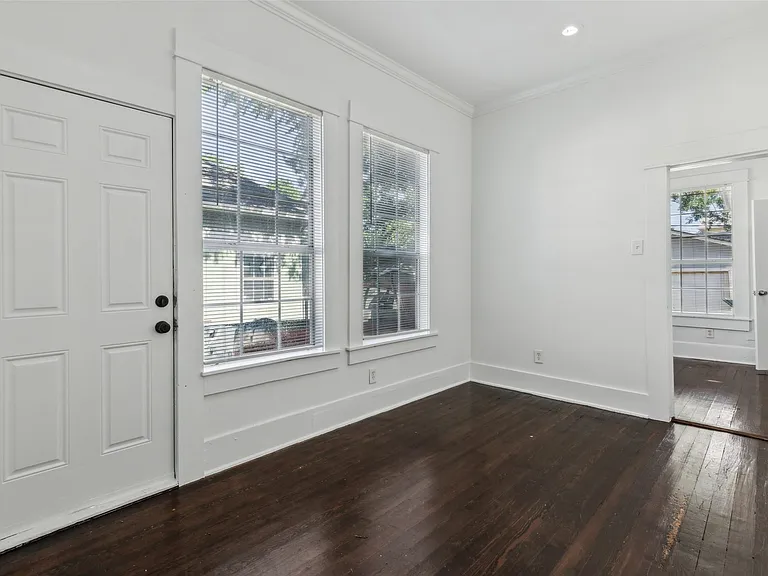 820 W 10th St — Photo 5