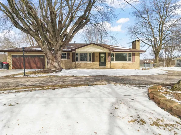 3131 Edgewater Dr, Pekin, IL 61554