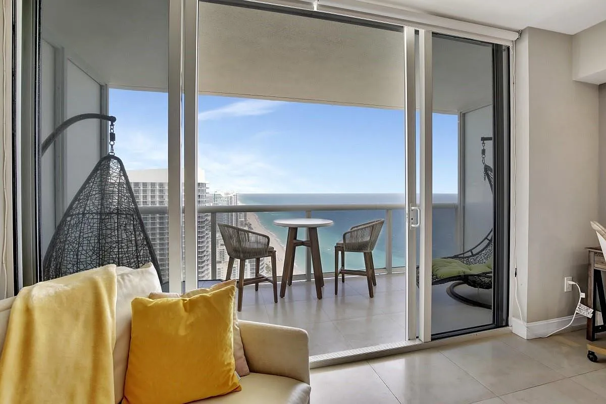 1 bed, 1.0 bath, 844 sqft, $4,800 — Photo 1