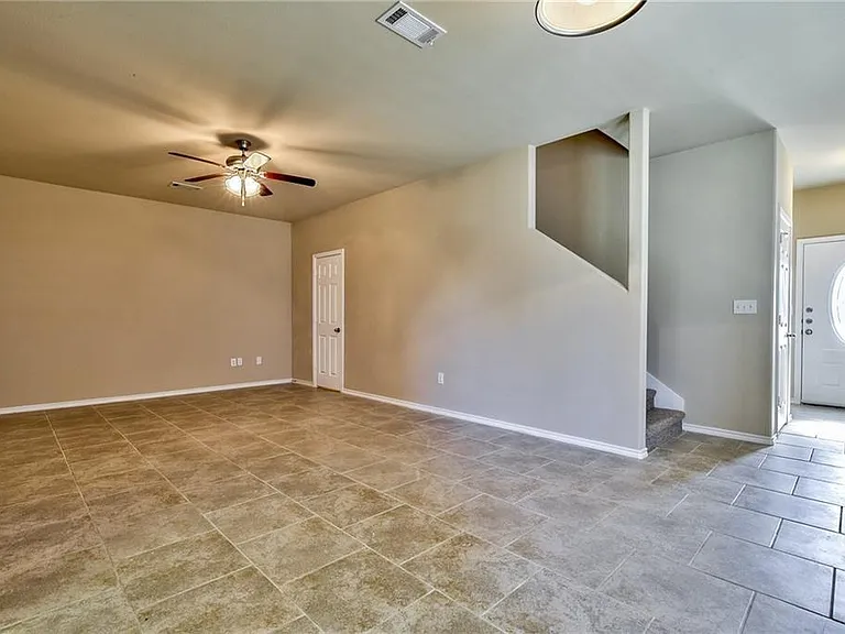 702 E College St — Photo 16