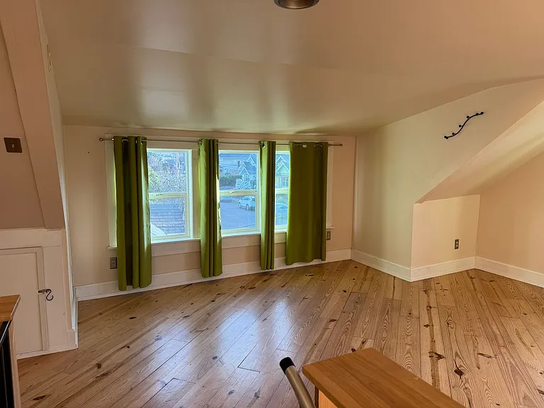2216 SE 43rd Ave — Photo 2