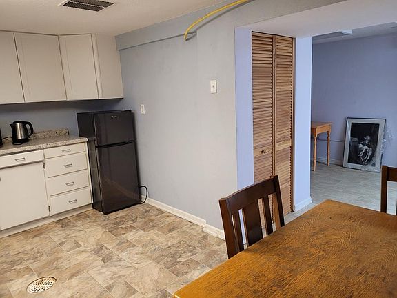 3rd image of 827 Woodford St