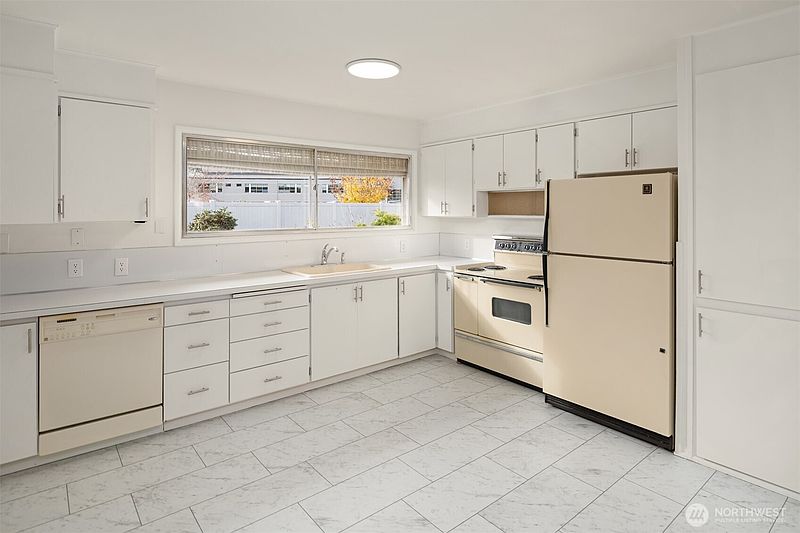 5th image of 1032 16th Street NE
