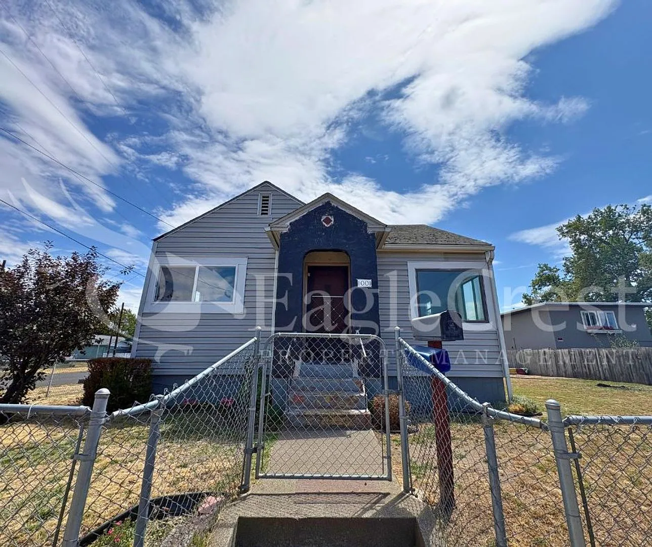 Charming 2-Bedroom Home with Modern Finishes & Fenced Yard — Photo 2