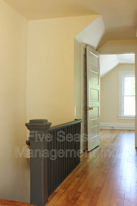 3 bed, 1.0 bath, 900 sqft, $2,550 — Photo 4