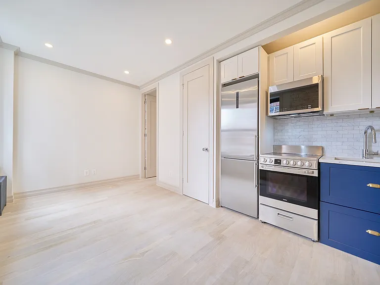 400 E 74th St #19 — Photo 2
