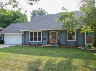 877 Teverton Ln, Crystal Lake, IL 60014
