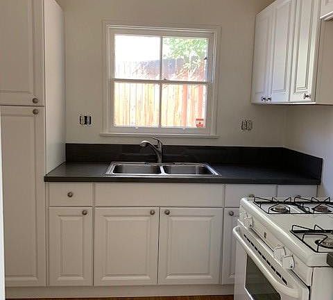 4th image of 2117 Montrose Ave