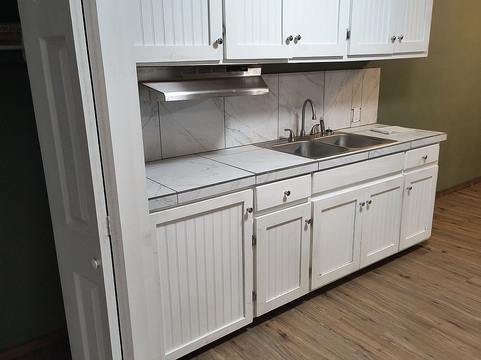 This is the right side of the kitchen. More pictures to come.