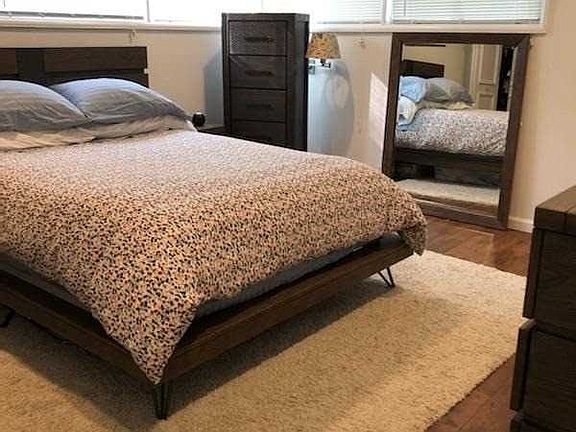 3rd image of 4 Meadow Ln