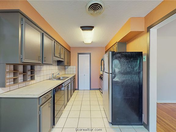 4th image of 2104 Elmwood Dr