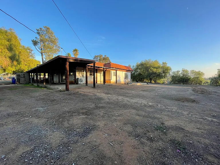 864 Osborne St — Photo 1